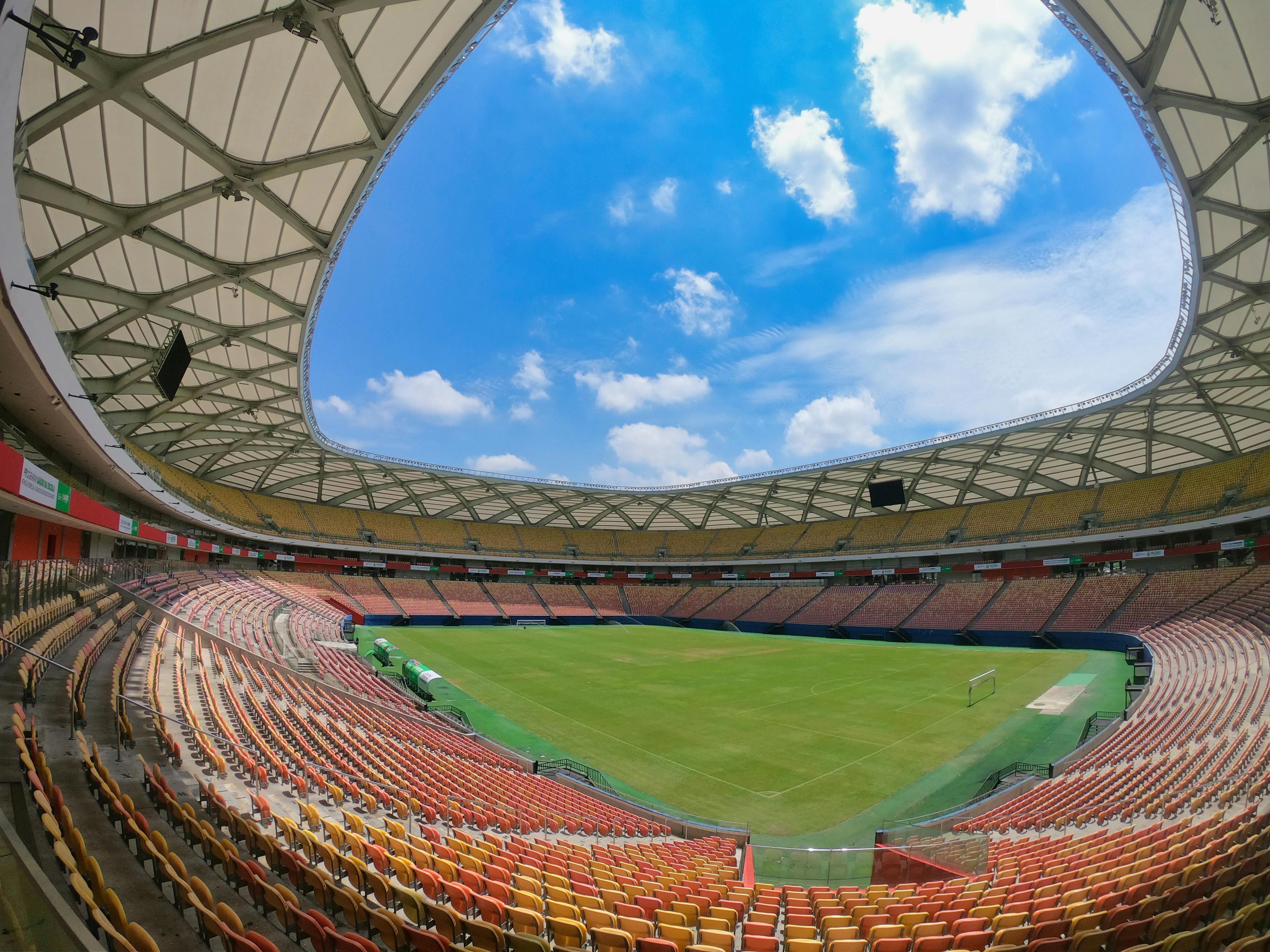 Foto de dentro da arena de futebol